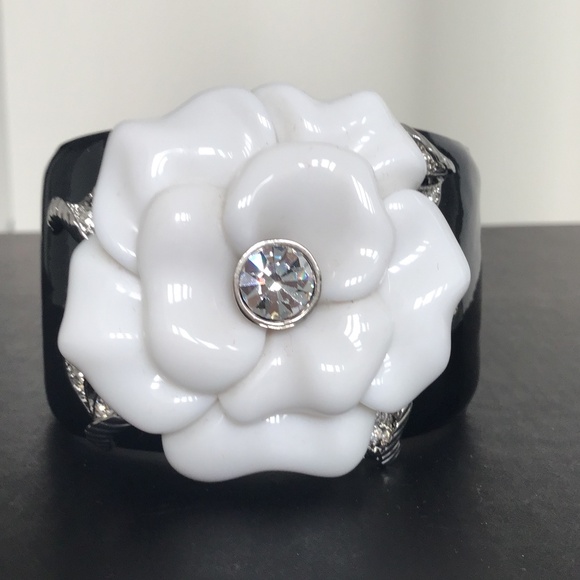 Kenneth Jay Lane Black Enamel cuff bracelet with white camellia flower S/M size - Picture 5 of 10